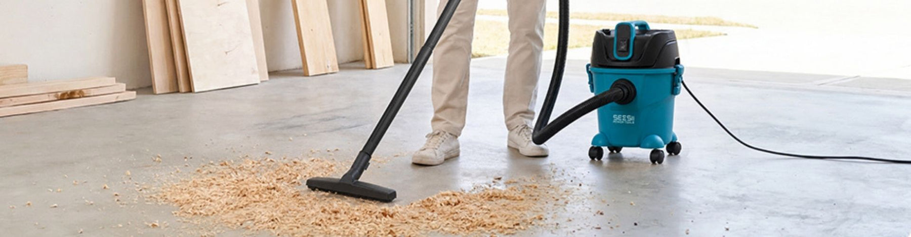 Seesii K-903 Cordless Wet Dry Vacuum is doing dry debris.