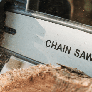 HOW TO USE A CHAINSAW PROPERLY - SeeSii